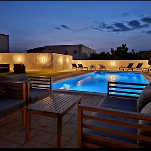 Lucy With Heated Pool & Free Private Parking Apartamento